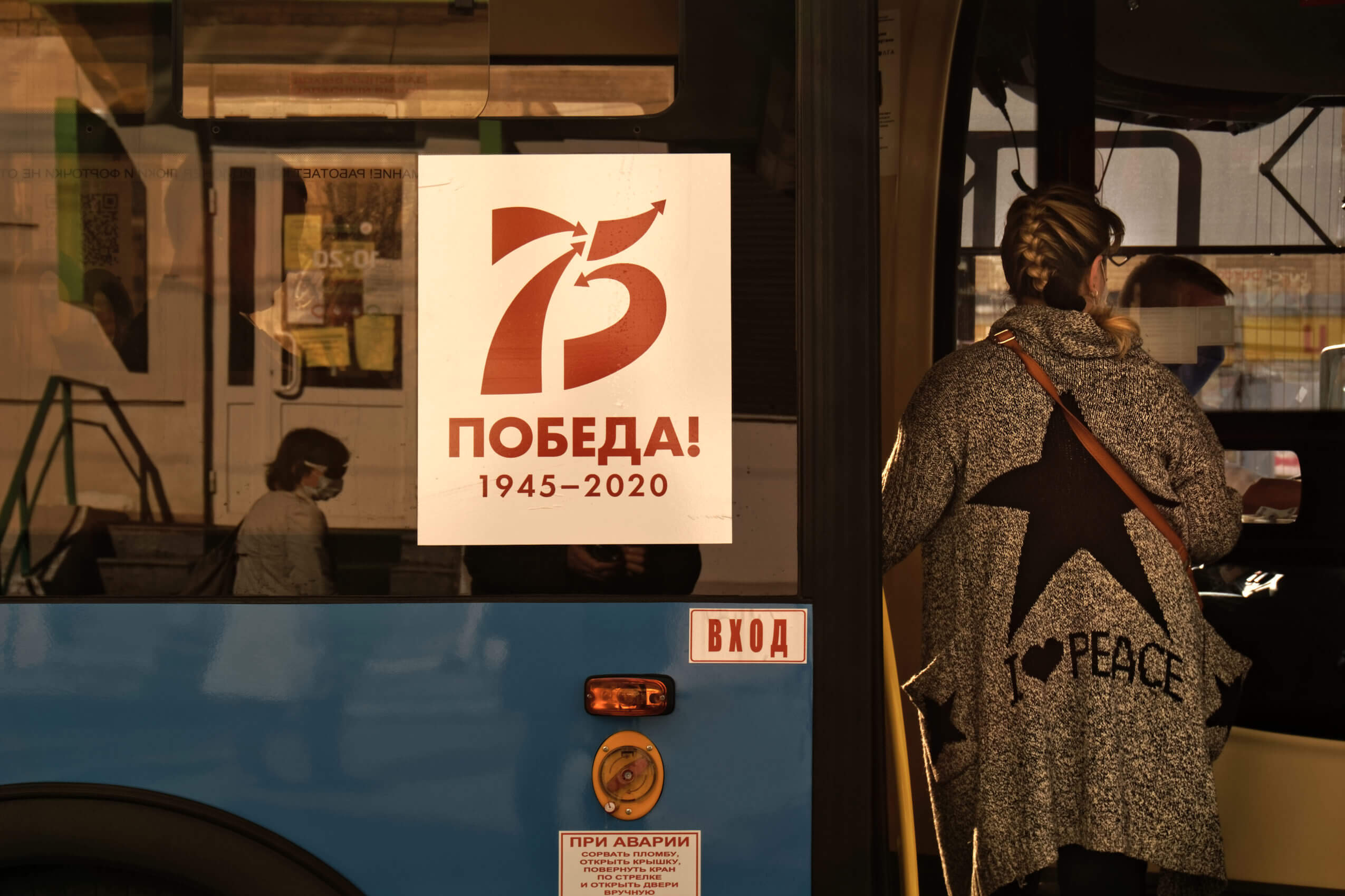 Думаю, что смысл ясен. Здесь использована моя любимая фронтальная композиция и плотное заполнение кадра - более подробно в разборе на Ютуб.