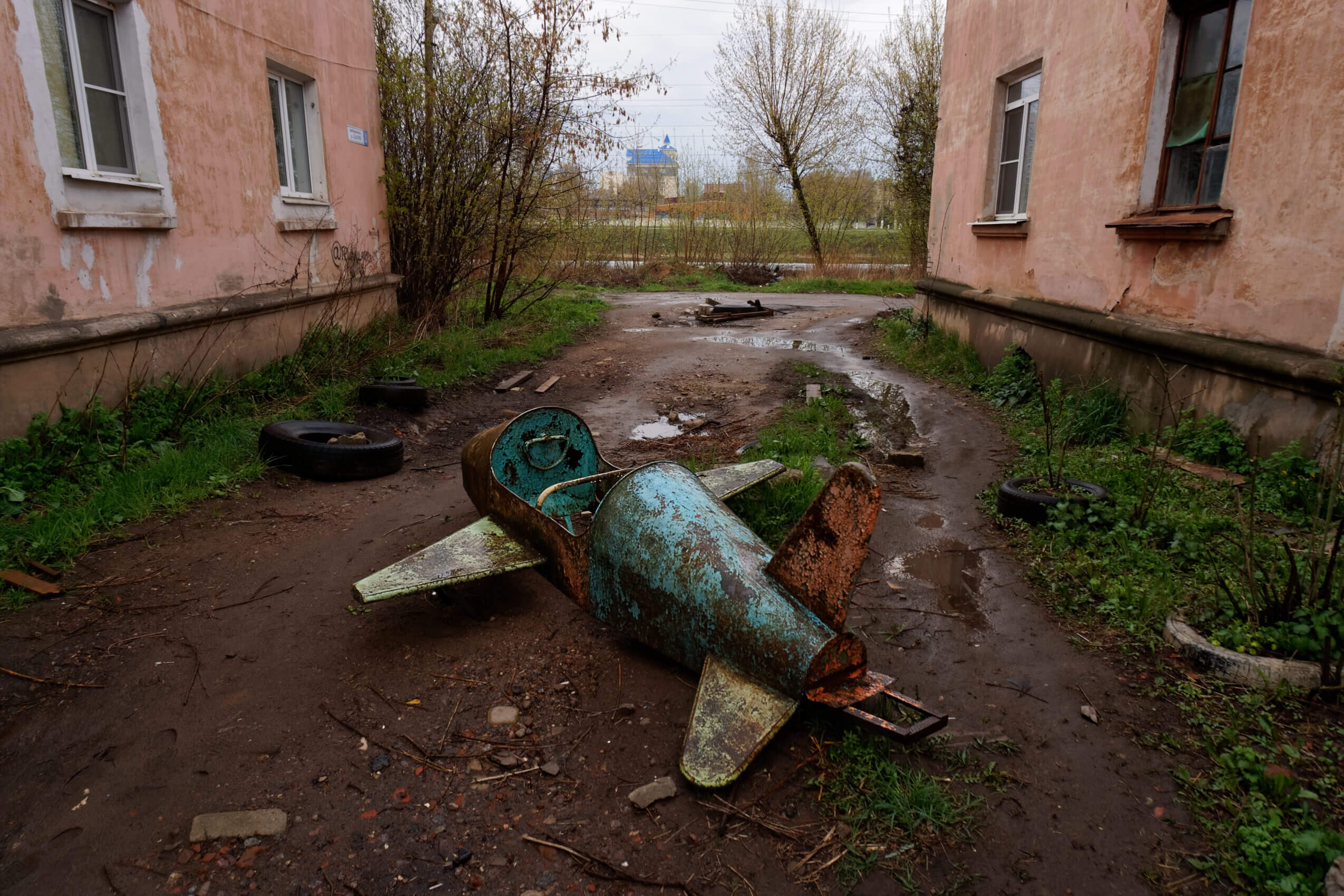 Детский самолётик во дворе дома