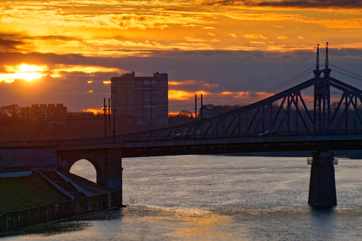 Старый волжский мост на закате. 