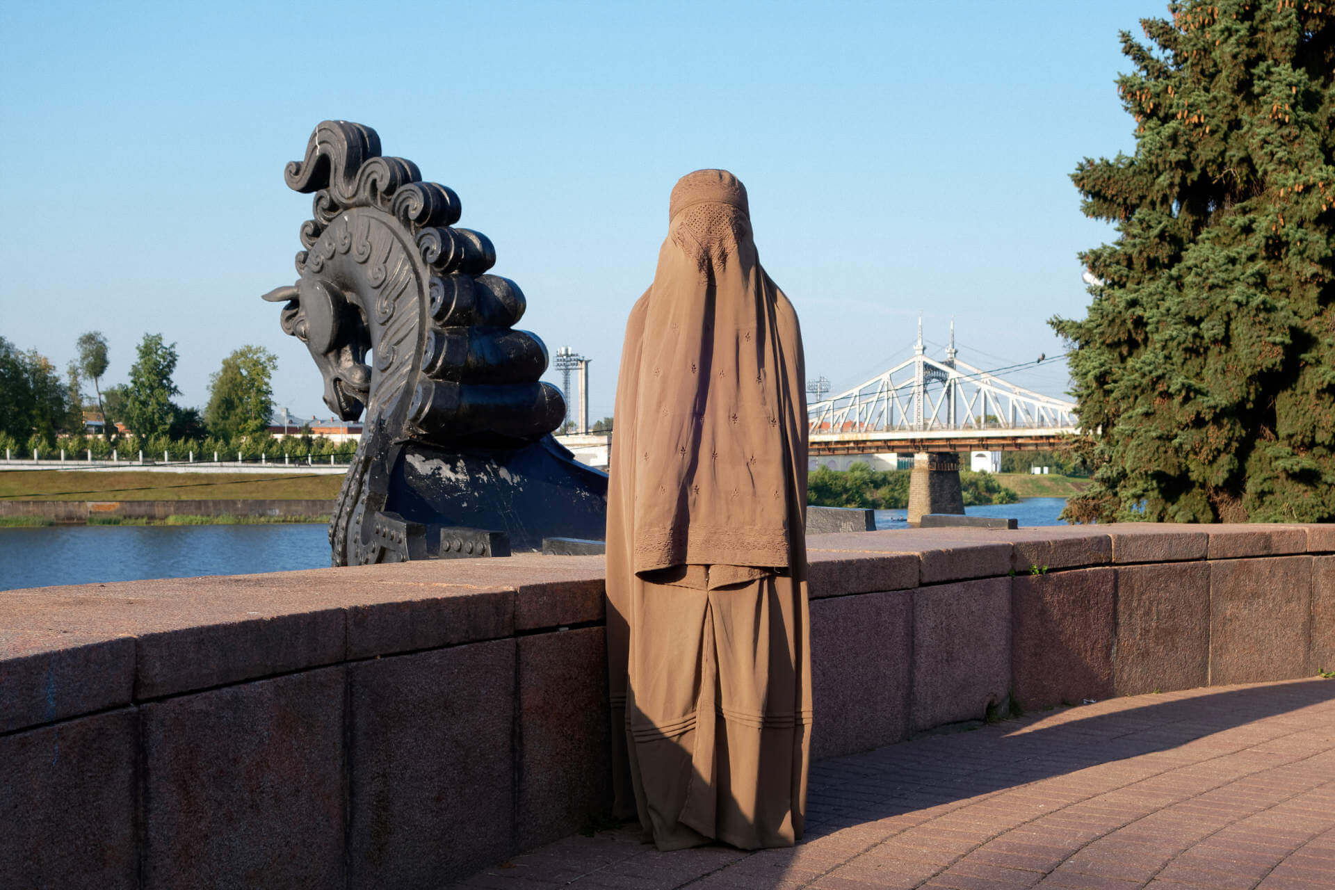 Запоминающиеся фотографии на фоне Волжского моста