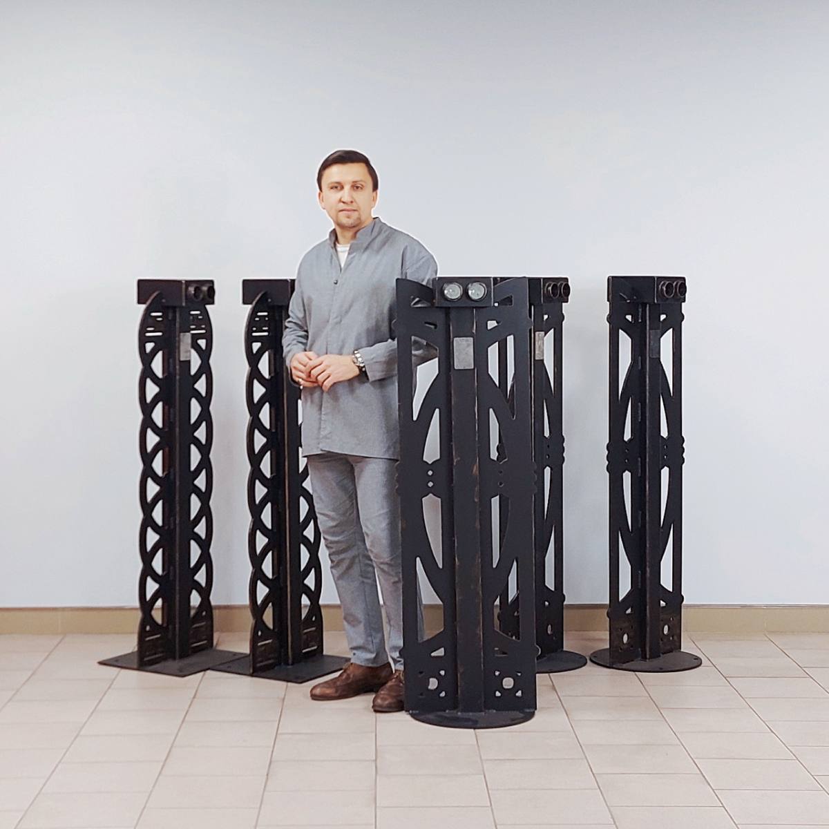 Роман Какоткин на фоне стереоскопов, можно оценить реальный масштаб устройства