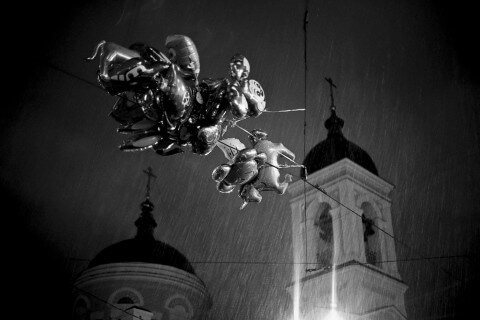 Шары. Дождь. Колокольня
